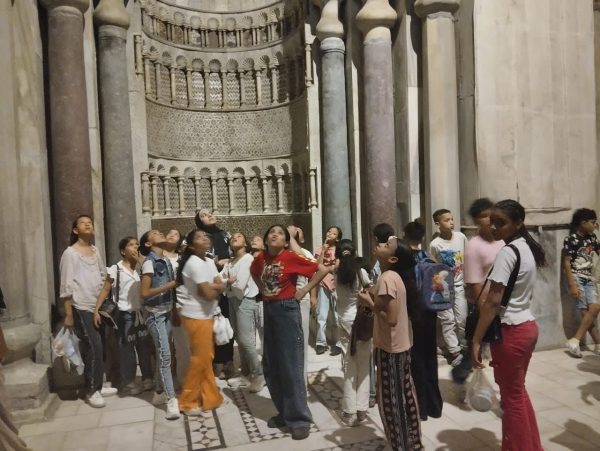 أتوبيس الفن الجميل يصطحب أطفال روضة السيدة في رحلة بين آثار شارع المعز - 1 - سيناء الإخبارية