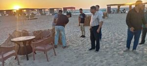 رئيس مدينة العريش يقود حملة لإزالة إشغالات الكافتيريات على الشاطئ - 13 - سيناء الإخبارية