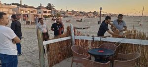 رئيس مدينة العريش يقود حملة لإزالة إشغالات الكافتيريات على الشاطئ - 15 - سيناء الإخبارية
