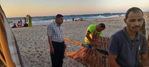 رئيس مدينة العريش يقود حملة لإزالة إشغالات الكافتيريات على الشاطئ - 19 - سيناء الإخبارية