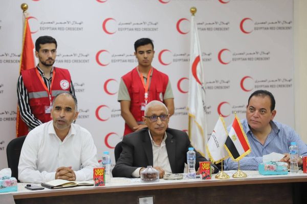 محافظ شمال سيناء يتفقد أنشطة الهلال الأحمر بالعريش - 1 - سيناء الإخبارية