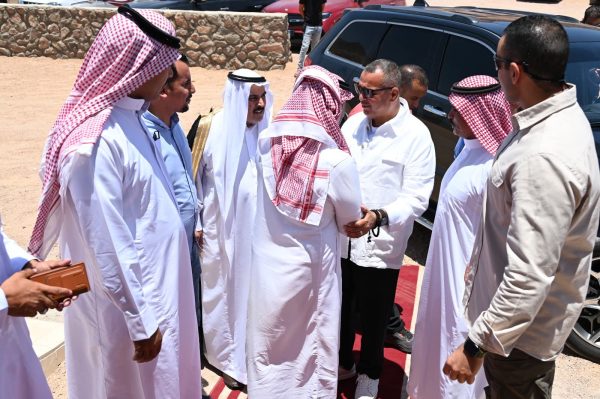 محافظ جنوب سيناء يناقش مع مشايخ دهب حلولًا عملية لتقنين الملكية وتحسين الخدمات - 1 - سيناء الإخبارية