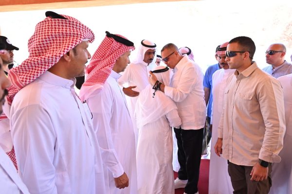 محافظ جنوب سيناء يناقش مع مشايخ دهب حلولًا عملية لتقنين الملكية وتحسين الخدمات - 1 - سيناء الإخبارية