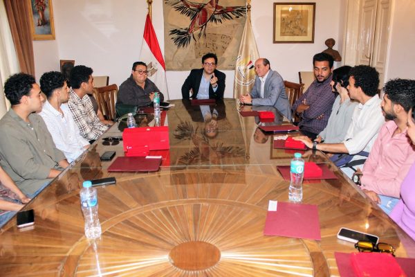 وزير الثقافة يكرّم الفائزين بمهرجان نجوم المسرح الجامعي ويهديهم "كارنيه أهلاً وسهلاً بالطلبة" - 1 - سيناء الإخبارية