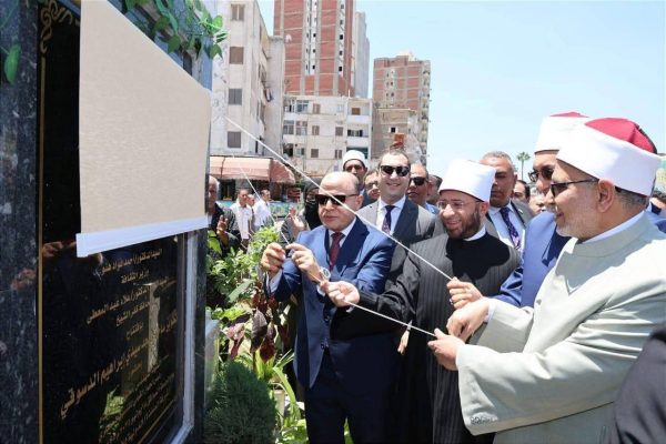 وزير الأوقاف والمفتي ومحافظ كفر الشيخ يفتتحون المرحلة الأولى من تطوير ساحة المسجد الإبراهيمي بدسوق - 1 - سيناء الإخبارية
