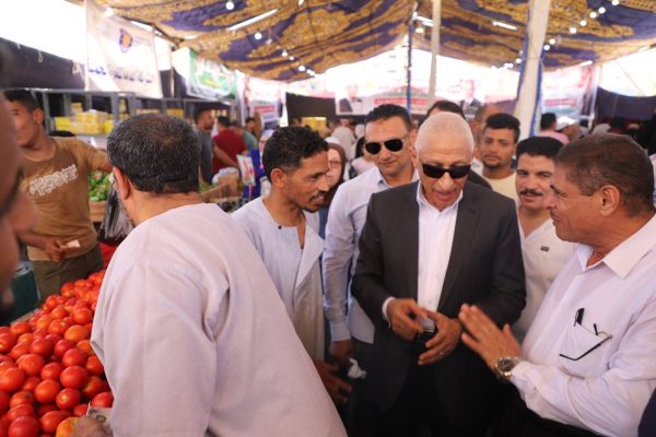 محافظ شمال سيناء يفتتح "سوق اليوم الواحد" لمواجهة الغلاء وتوفير السلع بأسعار مخفضة - 3 - سيناء الإخبارية