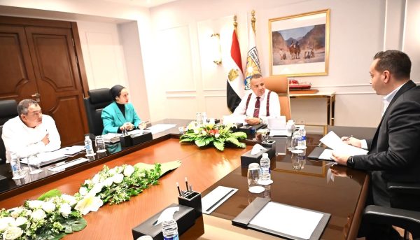 محافظ جنوب سيناء يبحث مستجدات التقنين والتصالح وإزالة التعديات على أراضي الدولة - 5 - سيناء الإخبارية