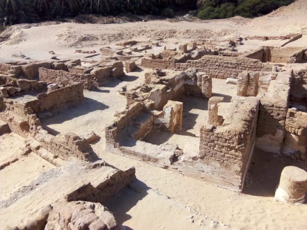 الكشف عن بقايا مدينة سكنية قبطية مبكرة في واحات الخارجة يتضمن جدارية نادرة للمسيح وكنائس ومبانٍ أثرية - 7 - سيناء الإخبارية