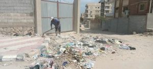 رئيس مدينة العريش يتابع ميدانيًا رفع القمامة من حي أسيوط - 5 - سيناء الإخبارية