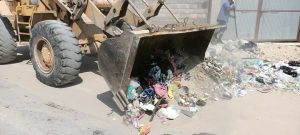 رئيس مدينة العريش يتابع ميدانيًا رفع القمامة من حي أسيوط - 7 - سيناء الإخبارية