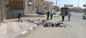 رئيس مدينة العريش يتابع ميدانيًا رفع القمامة من حي أسيوط - 9 - سيناء الإخبارية