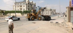 رئيس مدينة العريش يتابع ميدانيًا رفع القمامة من حي أسيوط - 15 - سيناء الإخبارية