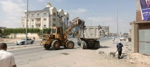 رئيس مدينة العريش يتابع ميدانيًا رفع القمامة من حي أسيوط - 21 - سيناء الإخبارية