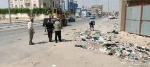 رئيس مدينة العريش يتابع ميدانيًا رفع القمامة من حي أسيوط - 23 - سيناء الإخبارية