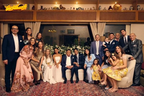 عادل إمام يظهر في صورة عائلية نادرة بحفل زفاف حفيده وسط حضور فني لافت - 1 - سيناء الإخبارية