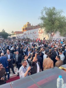 الطبول والمزامير تستقبل الحشود.. وأعلام مصر ترفرف في سماء الجيزة - 1 - سيناء الإخبارية