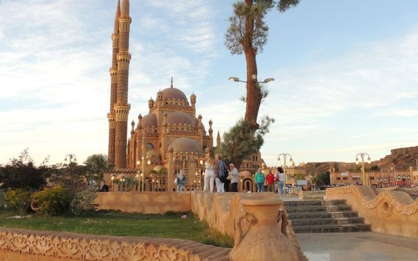 مسجد الصحابة.. درة معمارية تُزيّن شرم الشيخ وتُجسد روح الهوية الإسلامية - 5 - سيناء الإخبارية