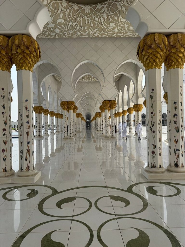 جامع الشيخ زايد الكبير.. تحفة معمارية تروي روح الإسلام - 17 - سيناء الإخبارية