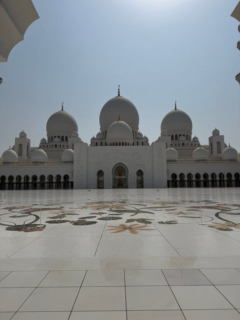 جامع الشيخ زايد الكبير.. تحفة معمارية تروي روح الإسلام - 13 - سيناء الإخبارية