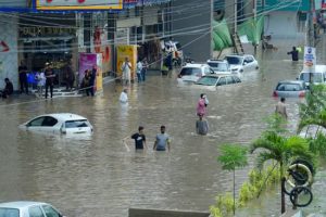 فيضانات كارثية بكراتشي..الأمطار الموسمية توقف الحياة وتخلّف عشرات الضحايا بباكستان - 7 - سيناء الإخبارية