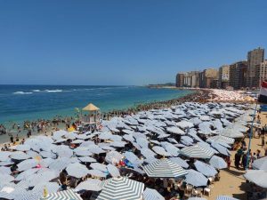 شواطئ الإسكندرية تغرق بالمصطافين قبل نهاية أغسطس وسط ارتفاع درجات الحرارة - 3 - سيناء الإخبارية