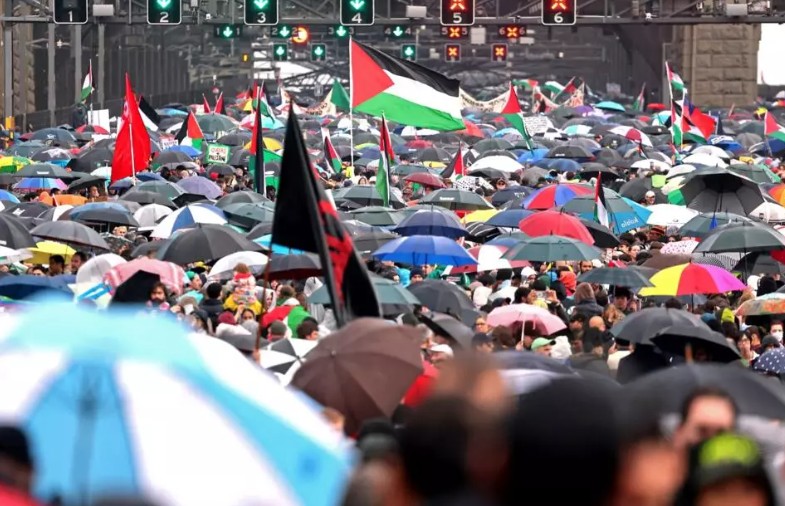 عشرات الآلاف يتظاهرون في سيدني دعماً لغزة رغم الأمطار الغزيرة.. صور - 11 - سيناء الإخبارية