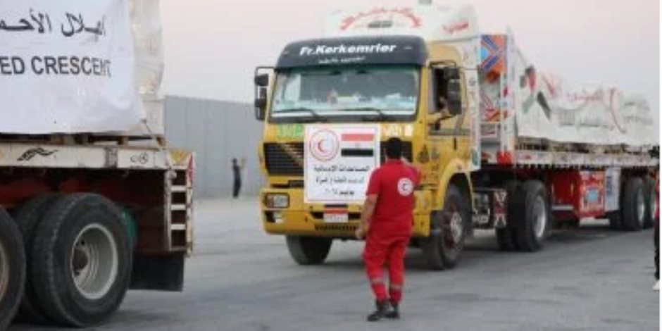 الهلال الأحمر المصري يواصل إرسال قوافل الدعم الغذائي والطبي عبر معبر كرم أبو سالم - 3 - سيناء الإخبارية
