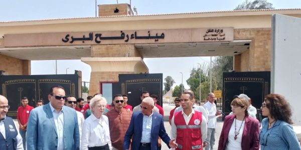 محافظ شمال سيناء: 5400 شاحنة مساعدات متوقفة منذ أشهر - 1 - سيناء الإخبارية