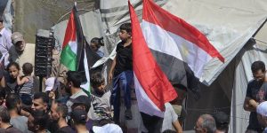 غزة تنتفض بالآلاف دعمًا للمبادرة المصرية: هتافات بوقف العدوان ورفع العلمين المصري والفلسطيني - 3 - سيناء الإخبارية