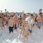 أجواء الفوم بارتي تنعش ليالي الفنادق وتضاعف متعة السياح.. صور - 3 - سيناء الإخبارية