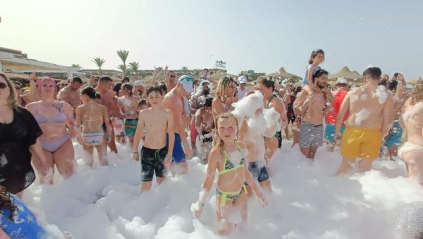 أجواء الفوم بارتي تنعش ليالي الفنادق وتضاعف متعة السياح.. صور - 11 - سيناء الإخبارية