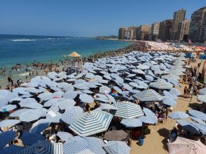 شواطئ الإسكندرية تغرق بالمصطافين قبل نهاية أغسطس وسط ارتفاع درجات الحرارة - 5 - سيناء الإخبارية