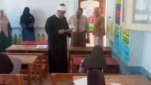 رئيس الإدارة المركزية لمنطقة شمال سيناء الأزهرية يتفقد لجان امتحانات الدور الثاني بالمعهد العلمي بالعريش - 3 - سيناء الإخبارية