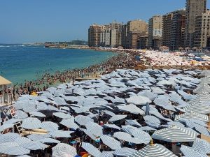 شواطئ الإسكندرية تغرق بالمصطافين قبل نهاية أغسطس وسط ارتفاع درجات الحرارة - 9 - سيناء الإخبارية