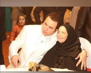 صبحي خليل يودّع والدته… وفقدٌ يعيد إلى الأذهان رحلة ابنته مع السرطان - 1 - سيناء الإخبارية