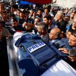 إعلامي إسرائيلي يحرض على استهداف صحفيين فلسطينيين في غزة - 1 - سيناء الإخبارية