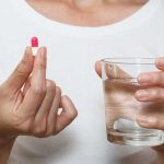 لماذا ينصح الأطباء بتناول الأدوية مع الماء الدافئ ؟ - 1 - سيناء الإخبارية