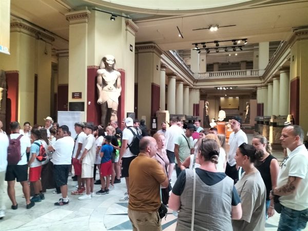 السائحون يتوافدون على المتحف المصري بالتحرير لمشاهدة مقتنياته الفريدة .. صور - 3 - سيناء الإخبارية