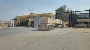 قطر تدخل 32 شاحنة مساعدات غذائية عبر معبر رفح لدعم أهالي غزة - 1 - سيناء الإخبارية