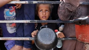 منظمات إنسانية: غزة تتحول إلى مقبرة للأطفال ومحرقة لعمال الإغاثة - 3 - سيناء الإخبارية