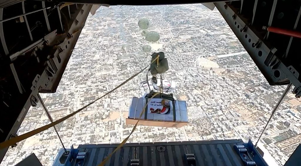 مصر تواصل الإسقاط الجوي للمساعدات الإنسانية على غزة(صور) - 14 - سيناء الإخبارية مصر تواصل الإسقاط الجوي للمساعدات الإنسانية على غزة(صور) - 13 - سيناء الإخبارية