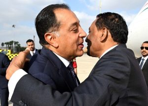 رئيس الوزراء يستقبل نظيره السوداني بمطار القاهرة لبحث تعزيز التعاون الثنائي - 1 - سيناء الإخبارية