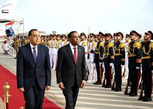 رئيس الوزراء يستقبل نظيره السوداني بمطار القاهرة لبحث تعزيز التعاون الثنائي - 5 - سيناء الإخبارية