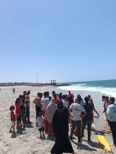 فرق إنقاذ العريش تنتشل أكثر من 10 مصطافين من الغرق في يوم واحد - 1 - سيناء الإخبارية