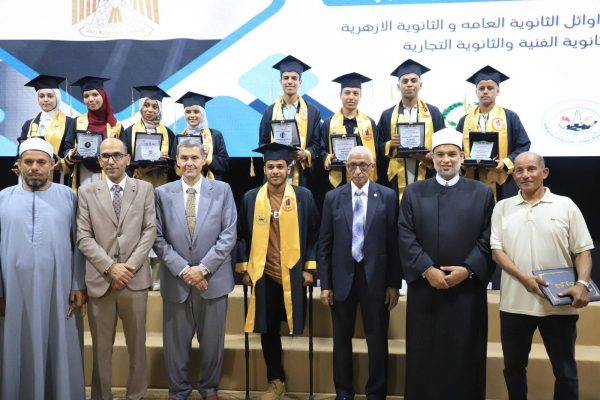 محافظ شمال سيناء يكرم أوائل الثانوية العامة والأزهر والدبلومات الفنية - 1 - سيناء الإخبارية