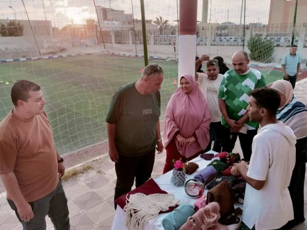 وكيل وزارة الشباب والرياضة بشمال سيناء يفتتح معرض المنتجات السيناوية بمركز شباب ضاحية السلام - 5 - سيناء الإخبارية