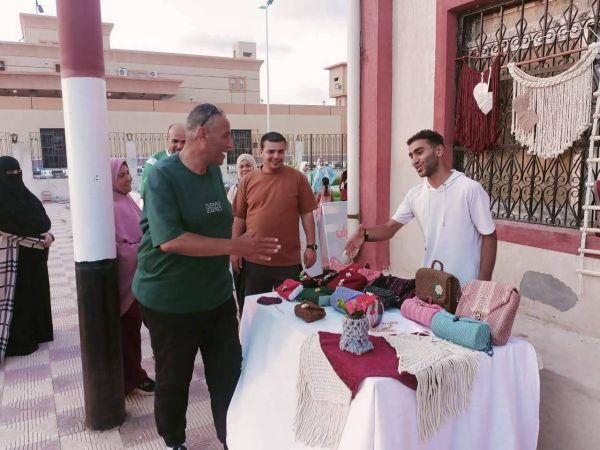 وكيل وزارة الشباب والرياضة بشمال سيناء يفتتح معرض المنتجات السيناوية بمركز شباب ضاحية السلام - 5 - سيناء الإخبارية