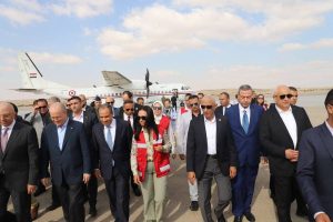 محافظ شمال سيناء يستقبل وزير الخارجية ورئيس الوزراء الفلسطيني بمطار العريش الدولي - 1 - سيناء الإخبارية