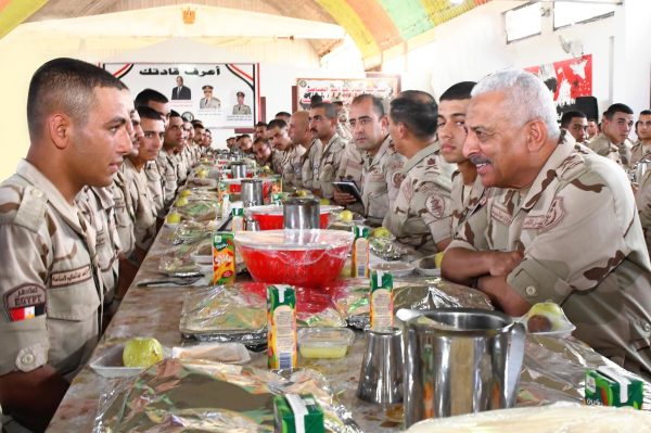 القائد العام للقوات المسلحة يلتقي مقاتلي المنطقة الغربية ويؤكد جاهزيتهم القتالية (صور) - 1 - سيناء الإخبارية