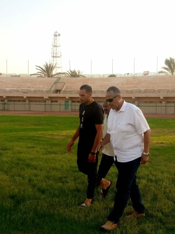 وكيل الشباب والرياضة بشمال سيناء يشرف على قص النجيل بالملعب الرئيسي باستاد العريش - 1 - سيناء الإخبارية